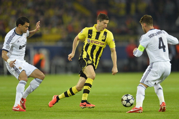 Lewandowski = 1/5 Ramos (phải) = 1/2 Varane (trái)