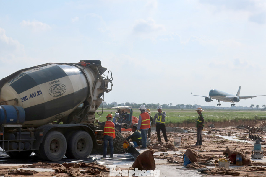 Thanh tra Bộ Xây dựng chỉ ra hàng loạt sai phạm trong quá trình xây dựng dự toán 2 dự án giao thông lớn do PMU Thăng Long làm chủ đầu tư. Ảnh thi công nâng cấp sân bay Nội Bài.
