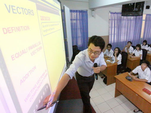 Một tiết học toán bằng tiếng Anh của học sinh lớp 10A2 Trường THPT Lương Thế Vinh, Q.1, TP.HCM. Ảnh: Như Hùng