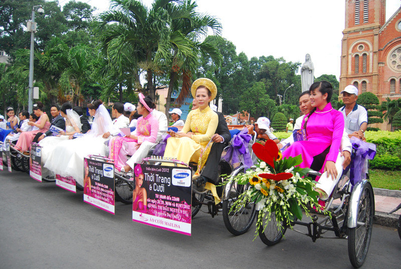 Với cuộc sống khó khăn, một đám cưới như thế này là niềm mong ước bấy lau của thanh niên công nhân nghèo