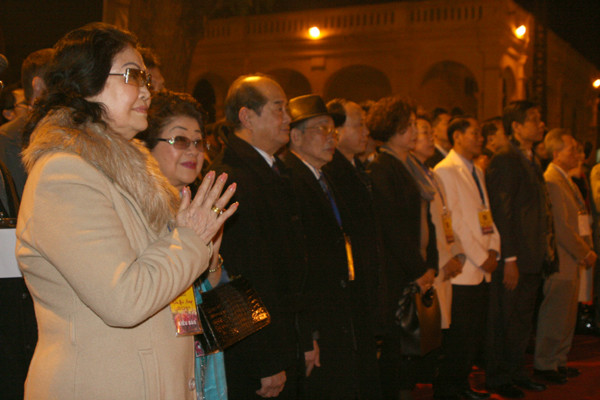 Kiều bào chắp tay thành kính hướng về tổ tiên