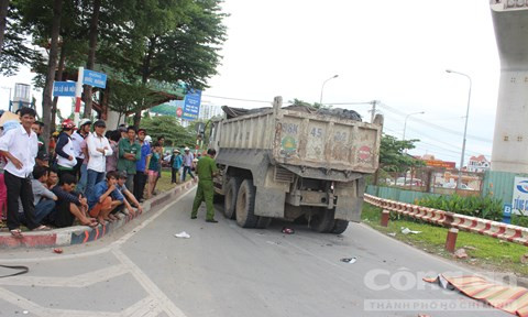 Xe tải chở đá ôm cua cán chết người phụ nữ ảnh 1