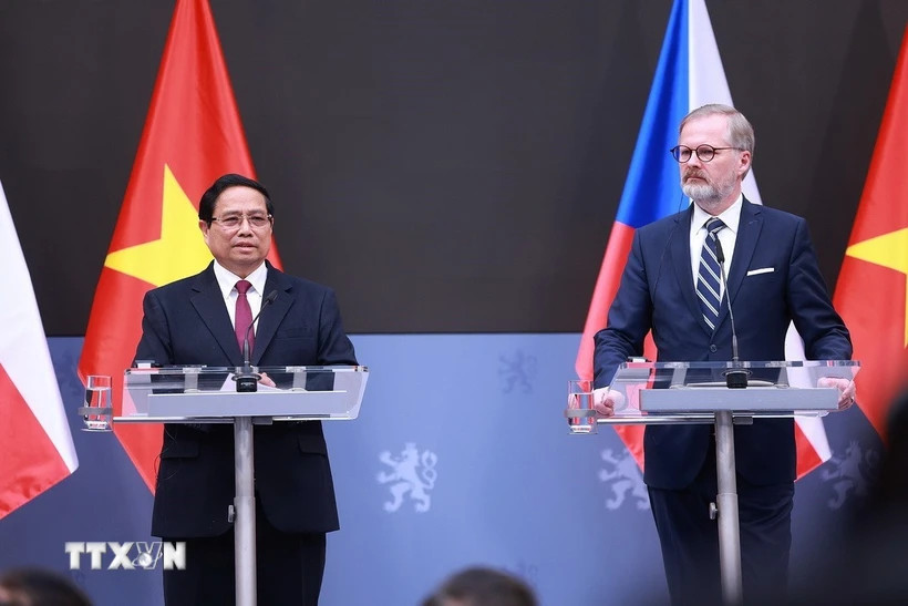 Thủ tướng Phạm Minh Chính và Thủ tướng Séc Petr Fiala thông báo kết quả hội đàm. (Ảnh: Dương Giang/TTXVN).