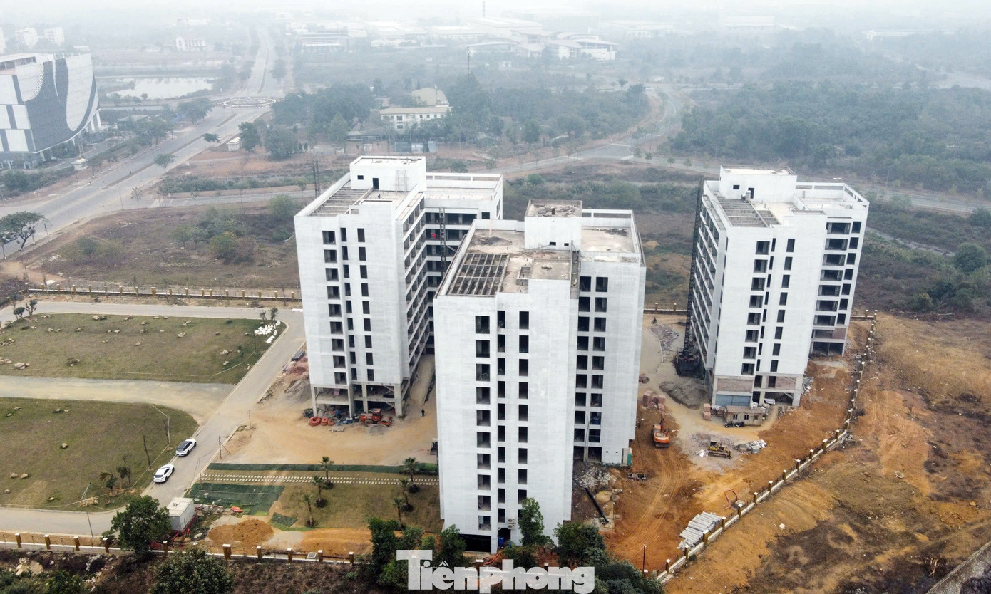 Đặc biệt, ông Sơn cho biết, Nghị định số 102 ngày 30/7/2024 của Chính phủ về hướng dẫn thi hành một số điều của Luật Đất đai 2024 và Nghị định số 10 ngày 1/2/2024 về khu công nghệ cao quy định các công trình nhà ở và cơ sở lưu trú trong phạm vi ranh giới khu công nghệ cao là để phục vụ đời sống cho chuyên gia, người lao động làm việc tại khu công nghệ cao và tổ chức là nhà đầu tư hoặc cá nhân là chuyên gia, người lao động được thuê nhà ở và cơ sở lưu trú trong thời gian hoạt động, làm việc tại khu công nghệ cao.