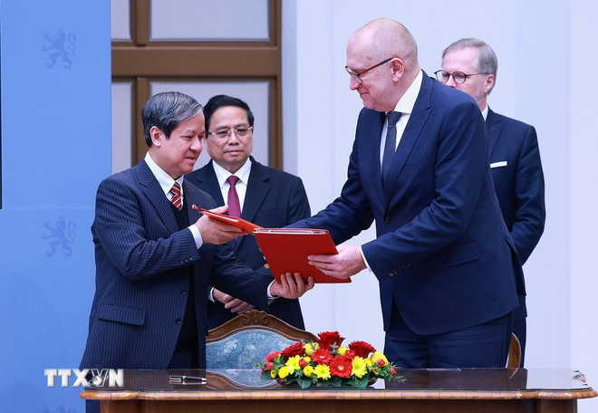 Thủ tướng Phạm Minh Chính và Thủ tướng Séc Petr Fiala chứng kiến ký thỏa thuận giữa Chính phủ hai nước về hợp tác trong lĩnh vực giáo dục. (Ảnh: Dương Giang/TTXVN)