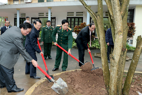 Bộ trưởng và lãnh đạo tỉnh Hà Nam trồng cây lưu niệm tại Trung tâm điều dưỡng thương binh Duy Tiên…