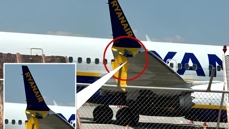 Chiếc máy bay Boeing 737 mang số hiệu FR6080 của Hãng hàng không Ryanair đã đâm phải rào chắn sau khi hạ cánh. Ảnh: The Sun.