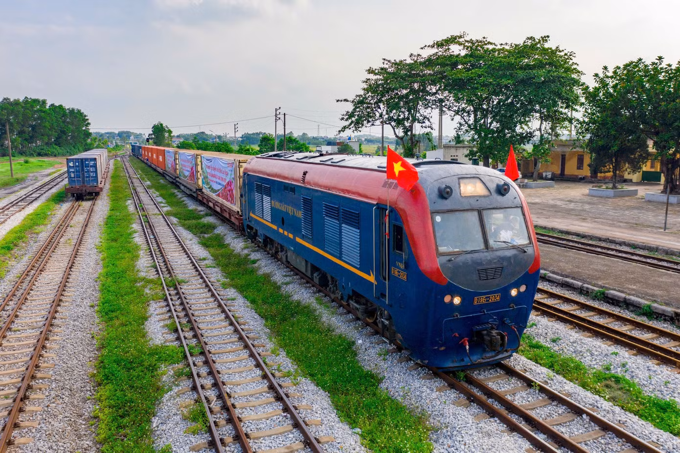 Phương tiện, vật tư và linh kiện phục vụ ngành đường sắt tại Việt Nam hiện nay vẫn phải nhập khẩu từ nước ngoài. Ảnh: VNR.