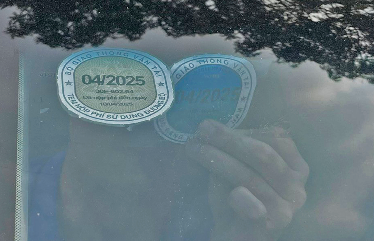 Nếu đề xuất bỏ tem thu phí đường bộ của Bộ Xây dựng được thông qua, ô tô lưu hành chỉ cần dán một loại tem duy nhất là tem kiểm định. Ảnh: Lộc Liên.