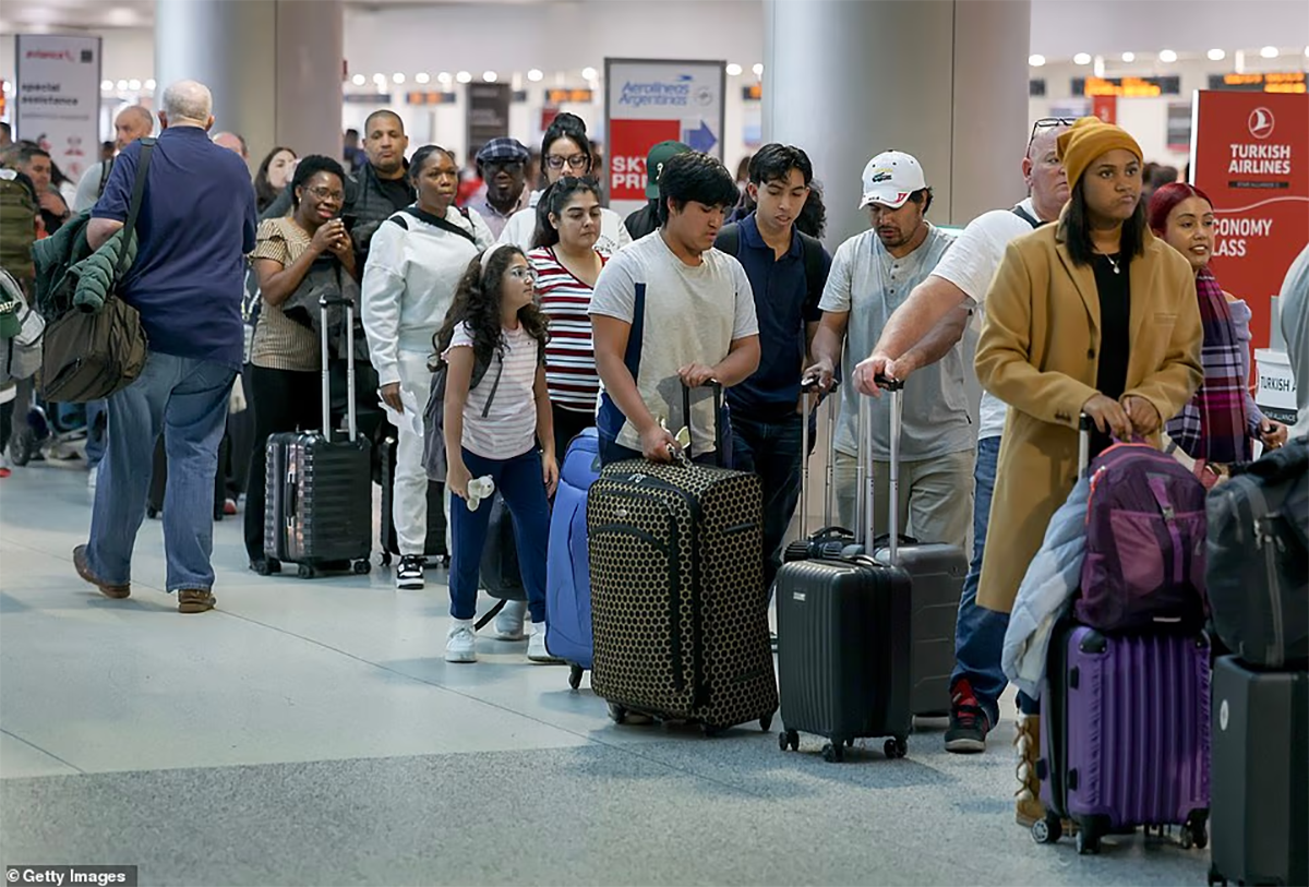 Tất cả chuyến bay của American Airlines tại các sân bay lớn ở Mỹ không thể cất cánh do sự cố sập phần mềm công nghệ. Ảnh: Getty. Tất cả chuyến bay của American Airlines tại các sân bay lớn ở Mỹ không thể cất cánh do sự cố sập phần mềm công nghệ. Ảnh: Getty.