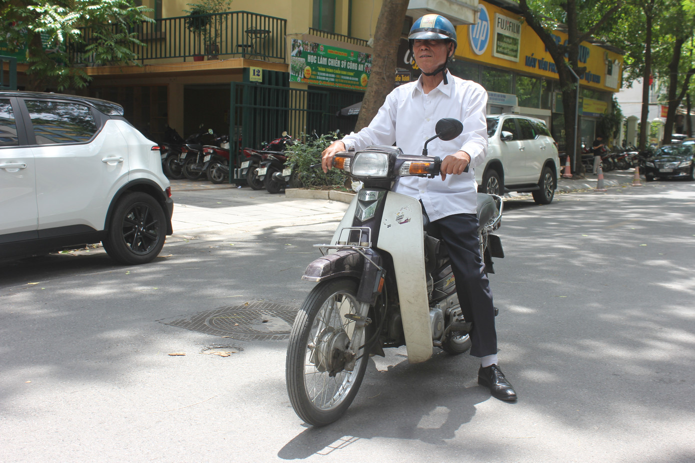 Ông Thu lo lắng rằng, xe cũ nát không đáp ứng quy chuẩn khí thải có thể bị loại bỏ, khiến công việc chạy xe ôm của ông bị ảnh hưởng. Ảnh: Lộc Liên.