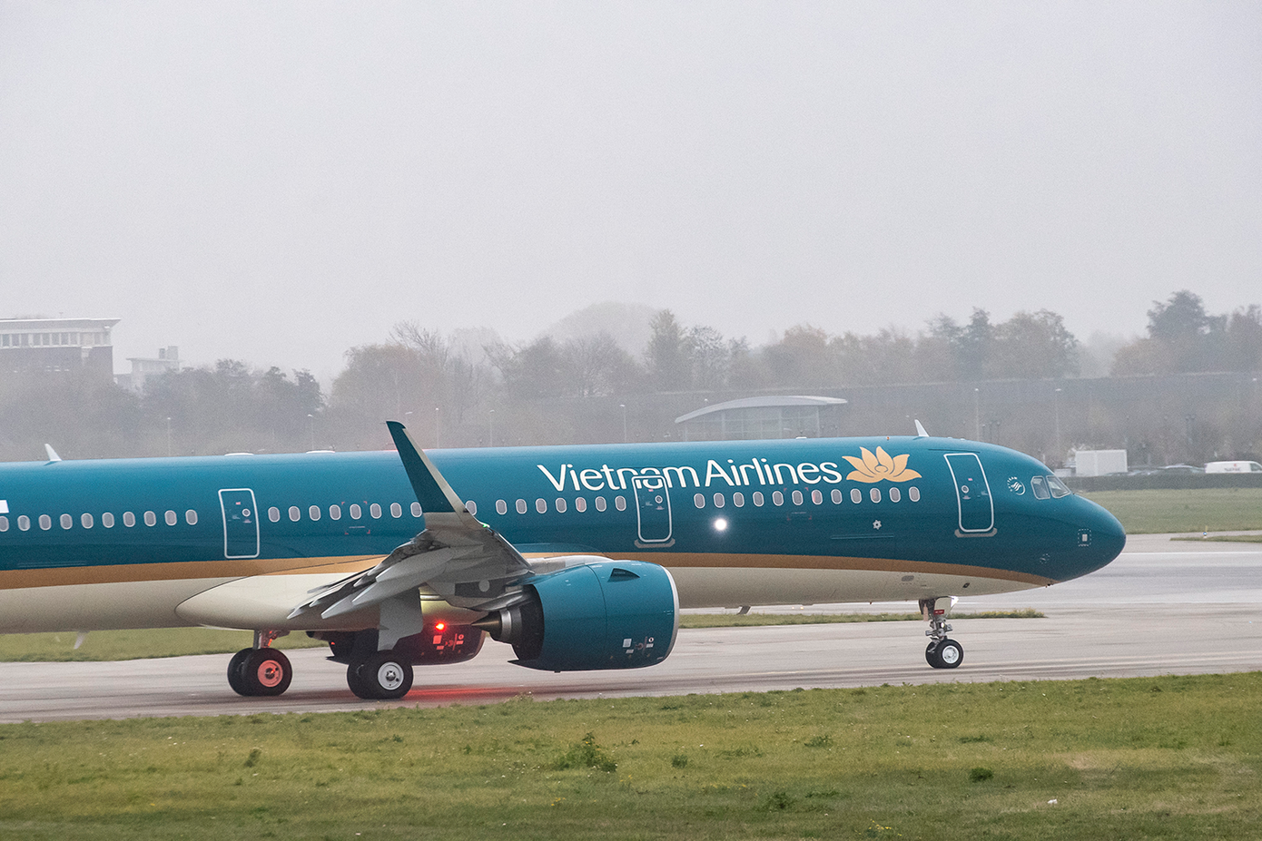 Hàng loạt chuyến bay của Vietnam Airlines bị ảnh hưởng do bão số 1 Wutip. Ảnh: VNA.