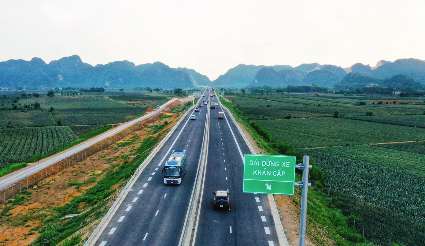 Bộ Xây dựng đề xuất thu phí các đoạn tuyến cao tốc Bắc - Nam phía Đông do Nhà nước đầu tư từ tháng 1/2026. Ảnh: Nam Khánh.