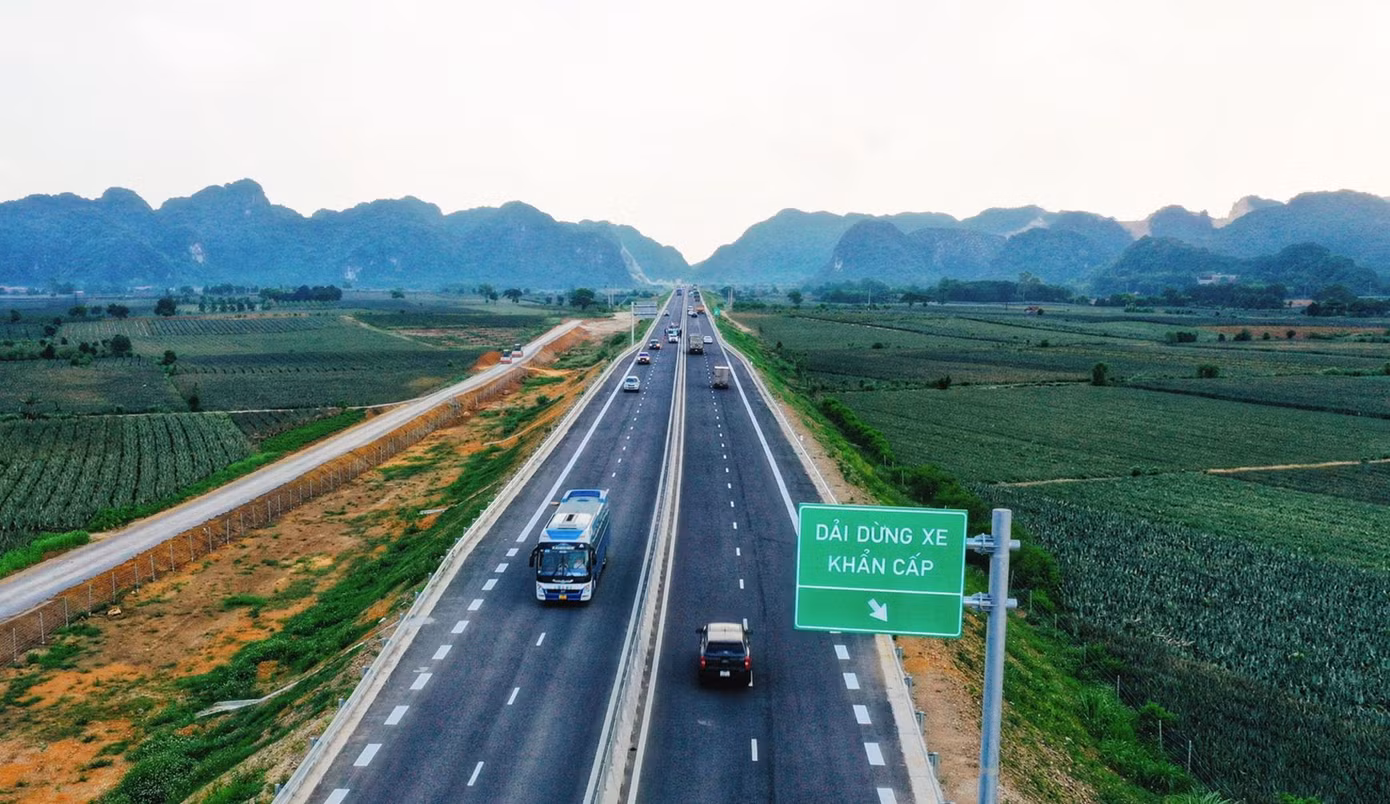 Bộ Xây dựng đề xuất thu phí các đoạn tuyến cao tốc Bắc - Nam phía Đông do Nhà nước đầu tư từ tháng 1/2026. Ảnh: Nam Khánh.