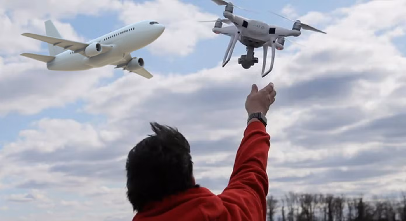 Người trực tiếp điều khiển thiết bị bay không người lái, phương tiện bay siêu nhẹ phải đủ 18 tuổi và có kiến thức về hàng không. Ảnh: Reddit. Người trực tiếp điều khiển thiết bị bay không người lái, phương tiện bay siêu nhẹ phải đủ 18 tuổi và có kiến thức về hàng không. Ảnh: Reddit.