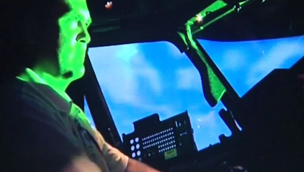 Việc chiếu tia laser vào máy bay có thể gây mù tạm thời, tổn thương mắt hoặc gây mất tập trung nghiêm trọng cho phi công. Ảnh minh họa: Antena 3.