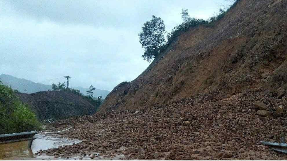 Mưa lớn gây sạt lở taluy tại đường dẫn vào cao tốc La Sơn - Túy Loan. Ảnh: LVH. Mưa lớn gây sạt lở taluy tại đường dẫn vào cao tốc La Sơn - Túy Loan. Ảnh: LVH.