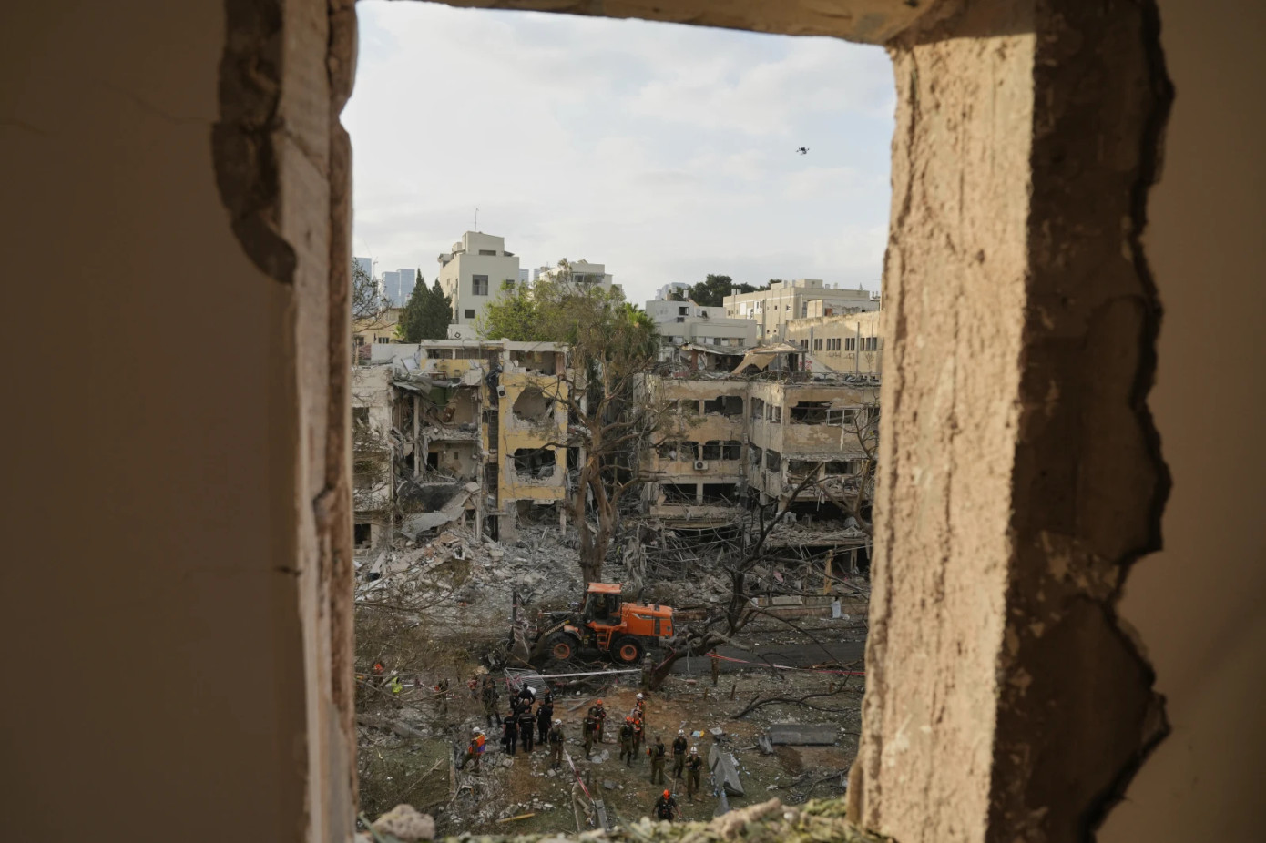 Một con phố cổ tại Tel Aviv, Israel bị tàn phá sau khi phía Iran phóng tên lửa. Ảnh: AP. Một con phố cổ tại Tel Aviv, Israel bị tàn phá sau khi phía Iran phóng tên lửa. Ảnh: AP.