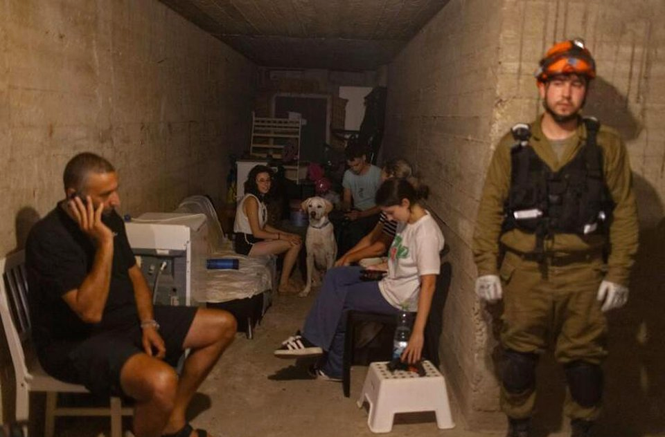 Thay vì ở trong các khách sạn đã đặt, du khách đang phải trú ẩn trong hầm tránh bom ở Bat Yam, Israel. Ảnh: Blooberg. Thay vì ở trong các khách sạn đã đặt, du khách đang phải trú ẩn trong hầm tránh bom ở Bat Yam, Israel. Ảnh: Blooberg.