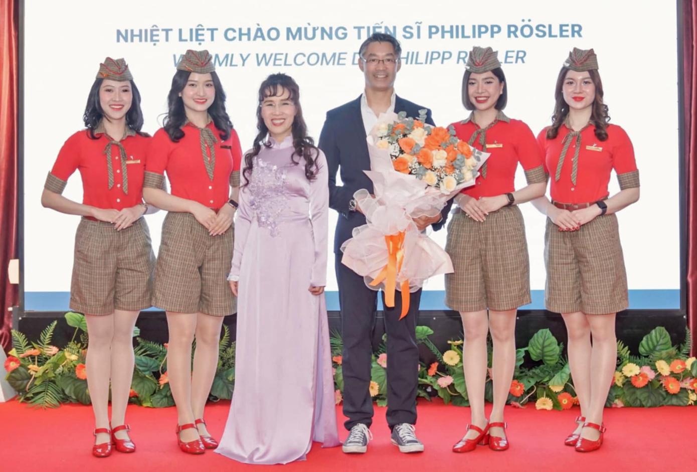 Hội đồng quản trị, Ban Điều hành Vietjet chào mừng Tiến sĩ Philipp Rosler. Ảnh: VJ. Hội đồng quản trị, Ban Điều hành Vietjet chào mừng Tiến sĩ Philipp Rosler. Ảnh: VJ.