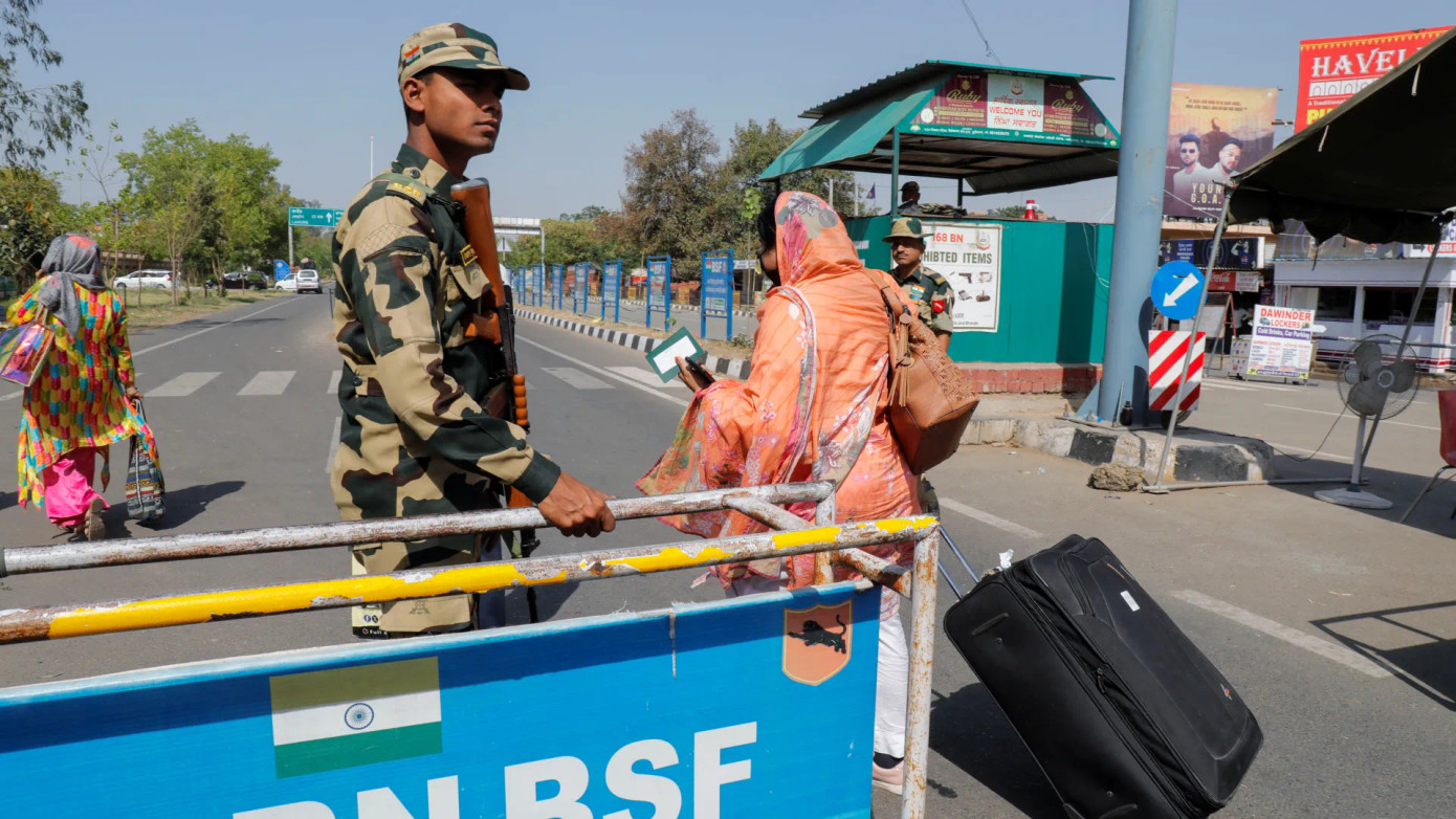 Du khách nên thận trọng khi đi du lịch tại Ấn Độ và Pakistan thời điểm này. Ảnh: Aljazeera.