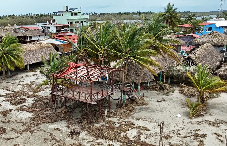 Cơn bão Erick khiến khu du lịch nổi tiếng ở Chacahua, Mexico tan hoang. Ảnh: Getty.