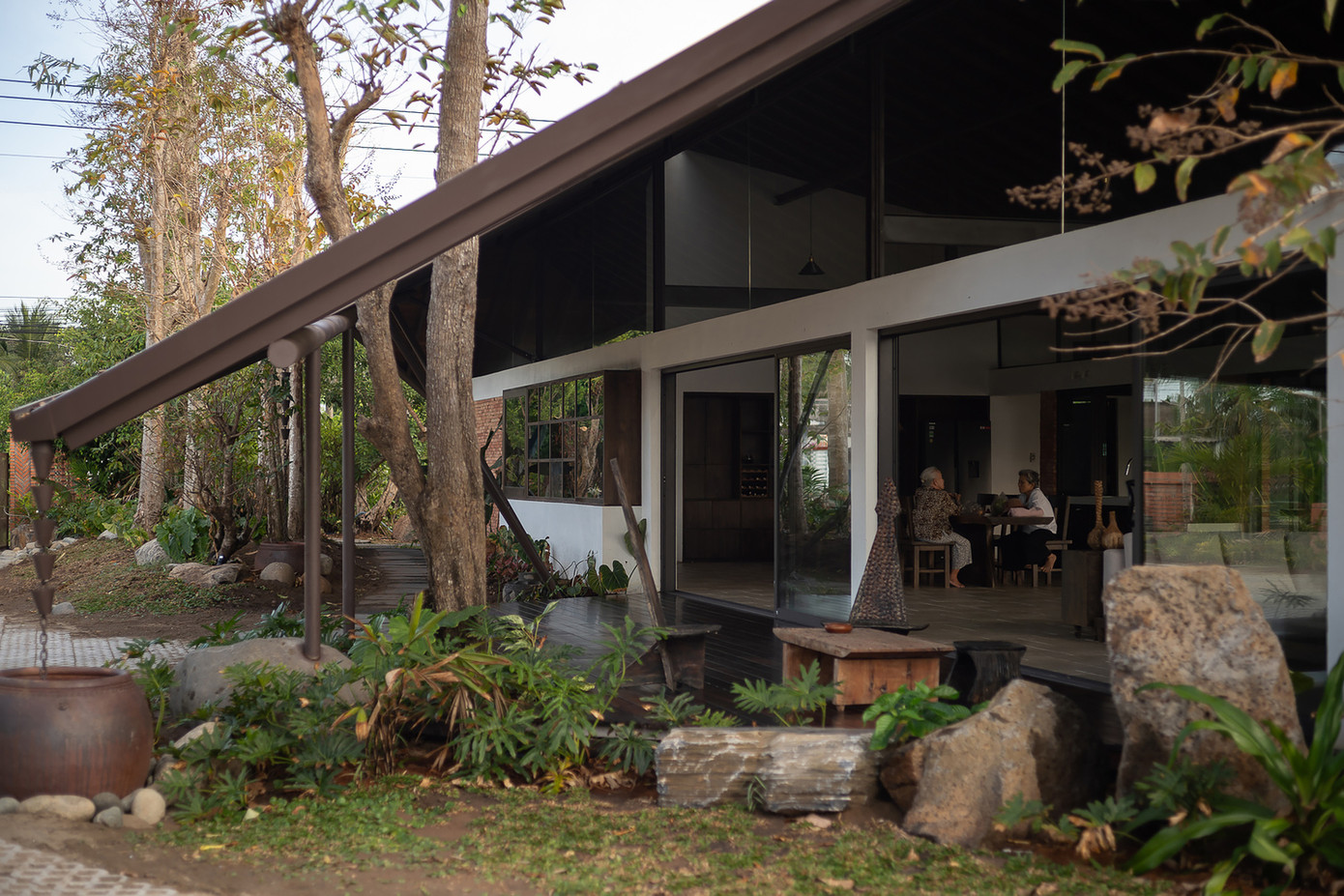 Kiến trúc sư chia sẻ, ngôi nhà này không chỉ là nơi để sống mà còn là nơi các giá trị gia đình được nuôi dưỡng, nơi thời gian trôi chậm lại và nơi mọi khoảnh khắc bên nhau trở thành kỷ niệm đáng trân trọng.