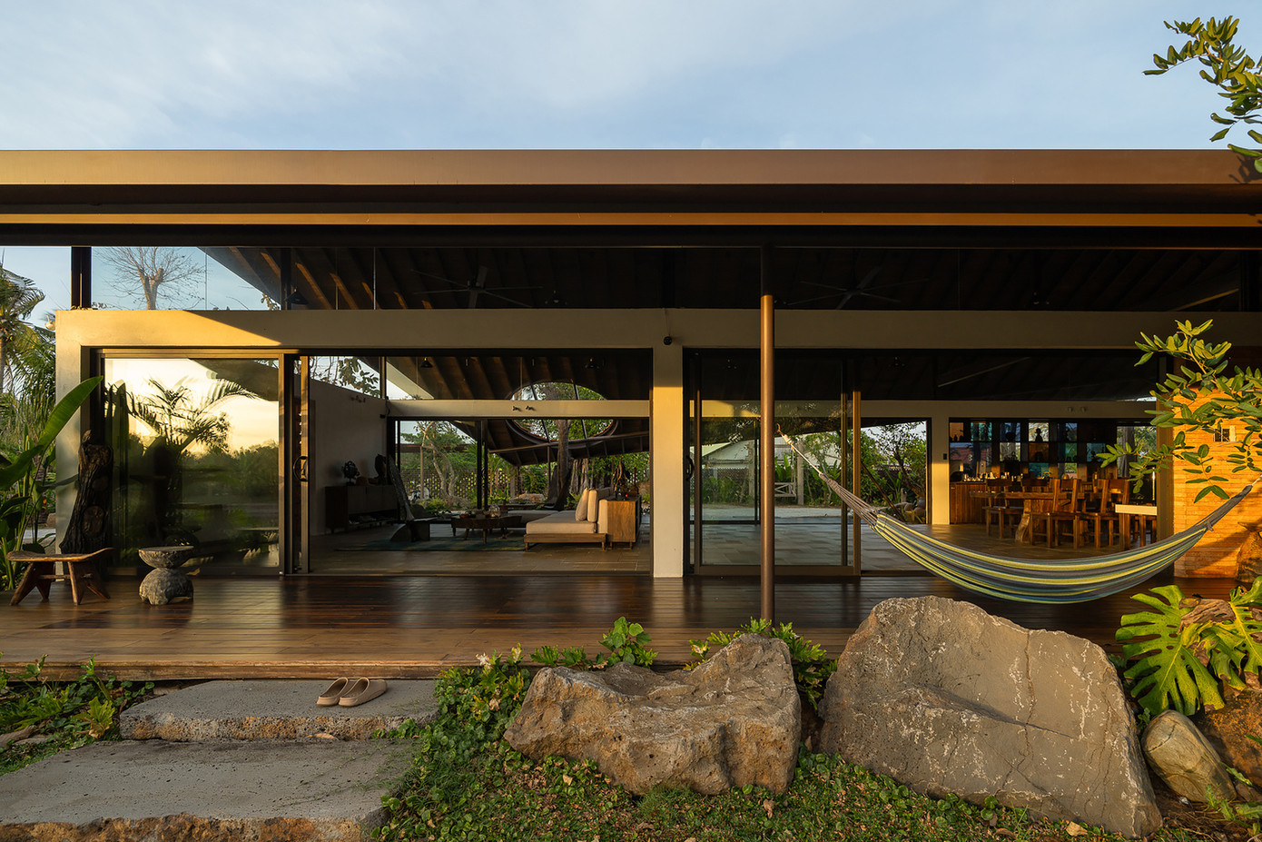 Kiến trúc sư chia sẻ, ngôi nhà này không chỉ là nơi để sống mà còn là nơi các giá trị gia đình được nuôi dưỡng, nơi thời gian trôi chậm lại và nơi mọi khoảnh khắc bên nhau trở thành kỷ niệm đáng trân trọng.