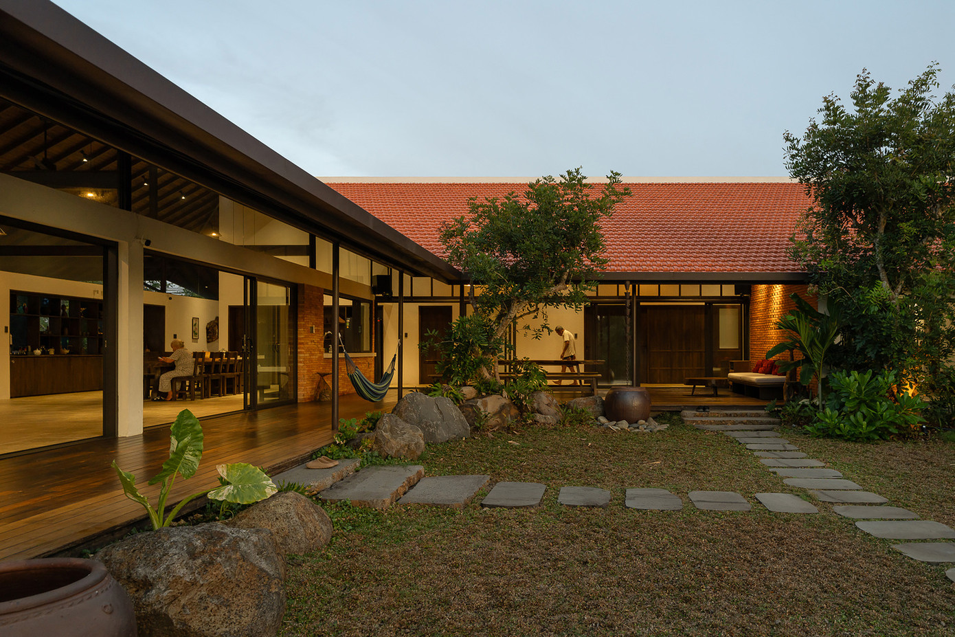 Các kiến trúc sư sử dụng gỗ tự nhiên, gạch tái chế và ngói đỏ truyền thống để xây dựng ngôi nhà. Điều này nhằm gợi lên sự ấm áp và quen thuộc của những ngôi nhà truyền thống Việt Nam.