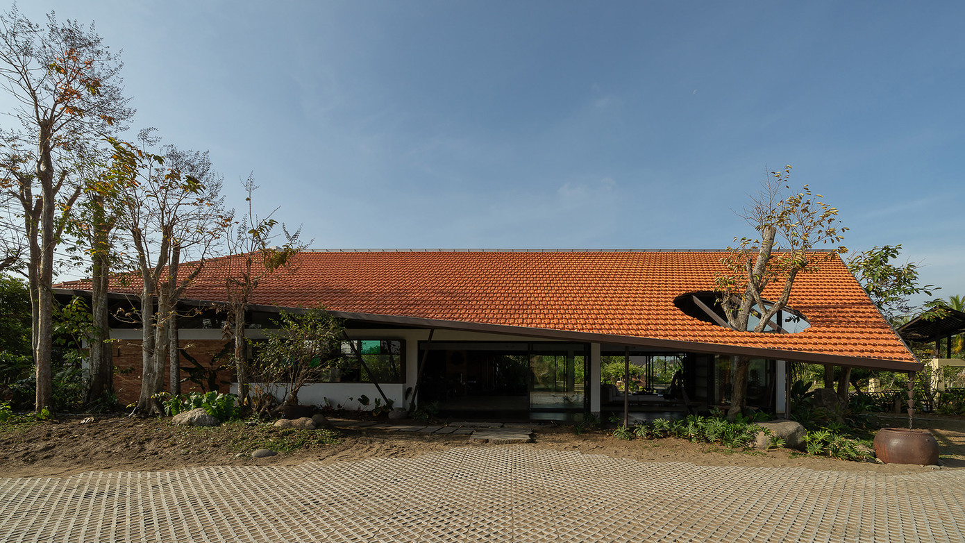 Ngôi nhà mái ngói đỏ này tọa lạc tại Bến Tre, hòa mình nhẹ nhàng vào tán cây xanh tươi xung quanh. Đây không chỉ là một ngôi nhà mà còn là nơi ẩn dật yên bình, nơi gia chủ có thể tận hưởng cuộc sống chậm rãi, kết nối với thiên nhiên và nuôi dưỡng các con của mình trong một môi trường xanh mát.