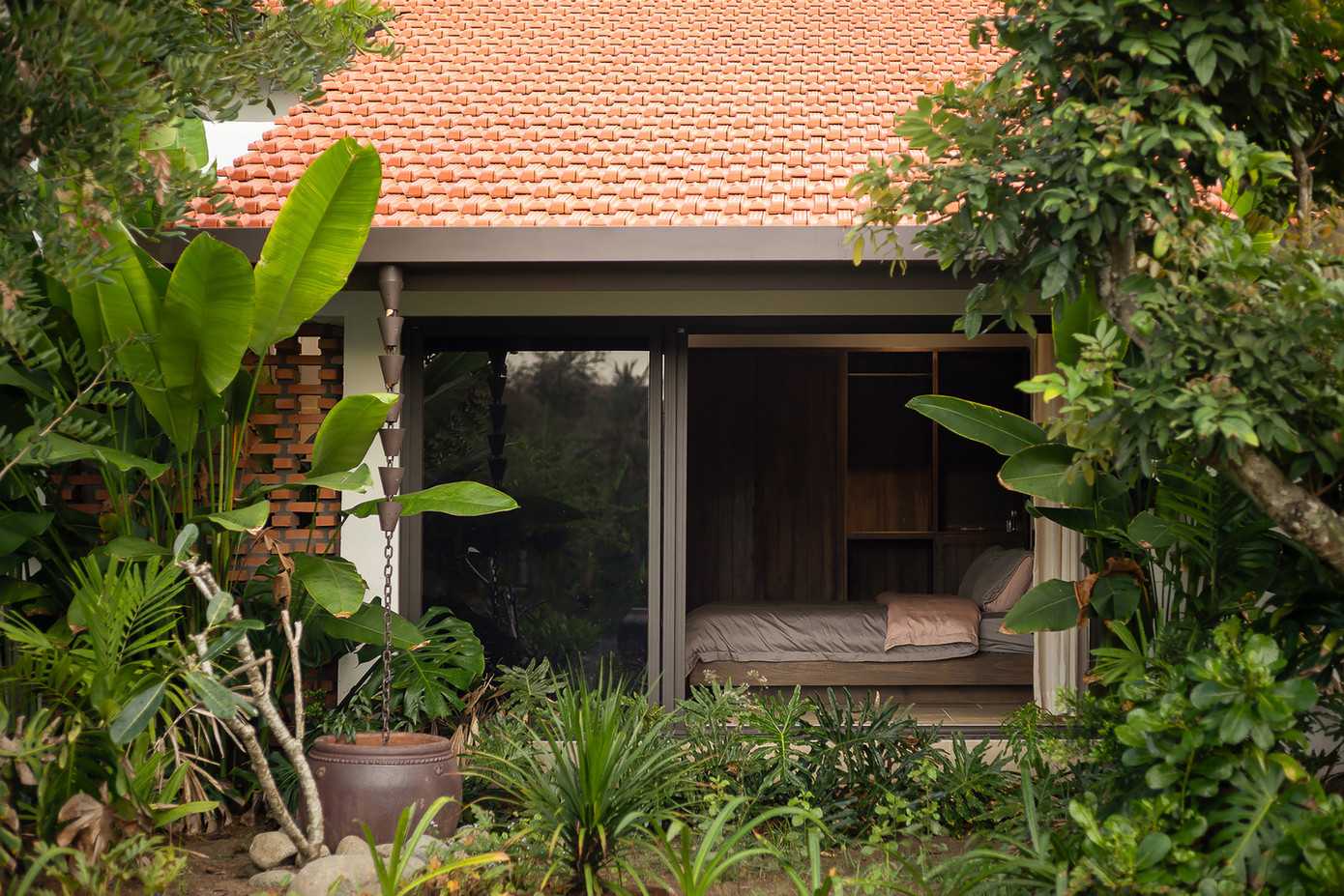 Kiến trúc sư chia sẻ, ngôi nhà này không chỉ là nơi để sống mà còn là nơi các giá trị gia đình được nuôi dưỡng, nơi thời gian trôi chậm lại và nơi mọi khoảnh khắc bên nhau trở thành kỷ niệm đáng trân trọng.