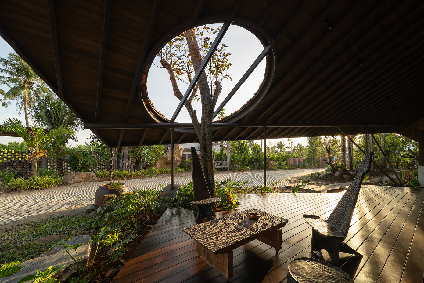 Dọc theo hiên nhà, gia chủ cho mắc võng và đặt một bàn trà đơn giản để ông bà thư giãn vào buổi chiều, lắng nghe tiếng chim hót và tận hưởng hương thơm của những cây ăn quả trong vườn.