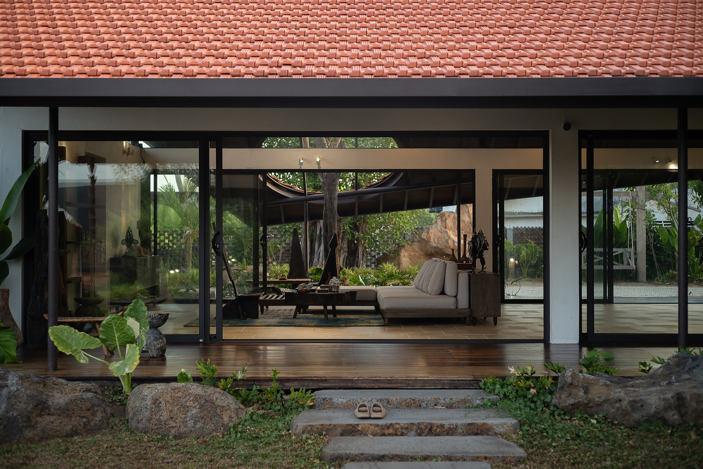 Dọc theo hiên nhà, gia chủ cho mắc võng và đặt một bàn trà đơn giản để ông bà thư giãn vào buổi chiều, lắng nghe tiếng chim hót và tận hưởng hương thơm của những cây ăn quả trong vườn.