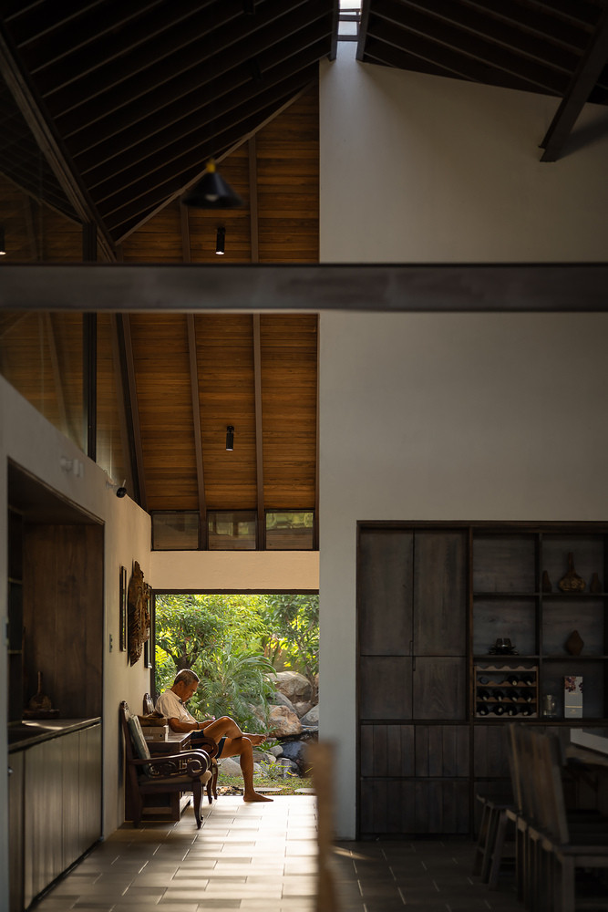 Ngôi nhà có một sân trong rộng rãi để làm sân chơi cho những đứa trẻ, cho phép chúng khám phá và tương tác với thiên nhiên một cách tự do.