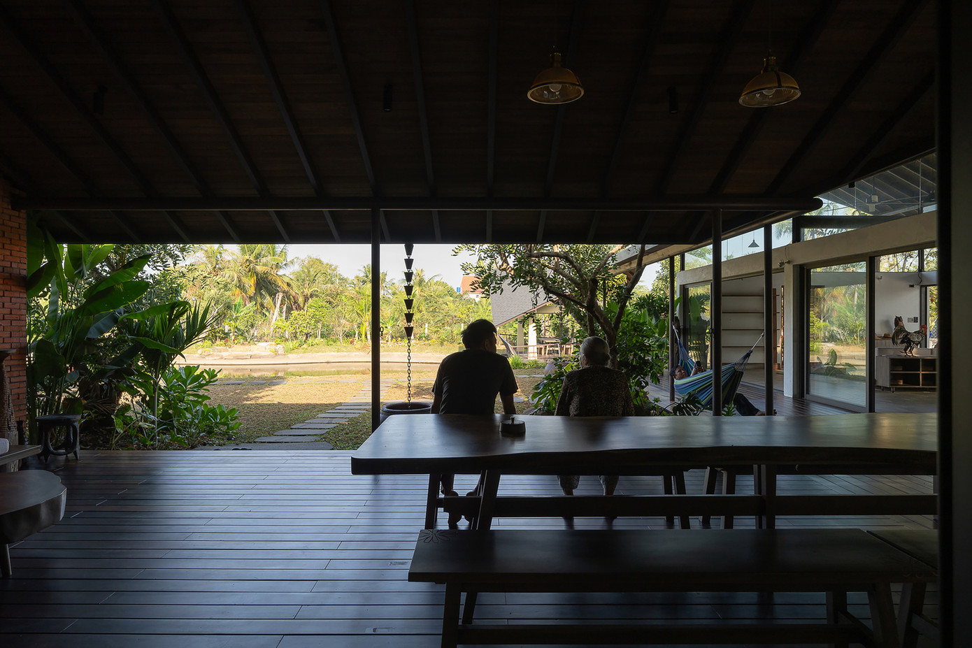 Thiết kế ngôi nhà theo phong cách mở, để chào đón những làn gió tự nhiên.