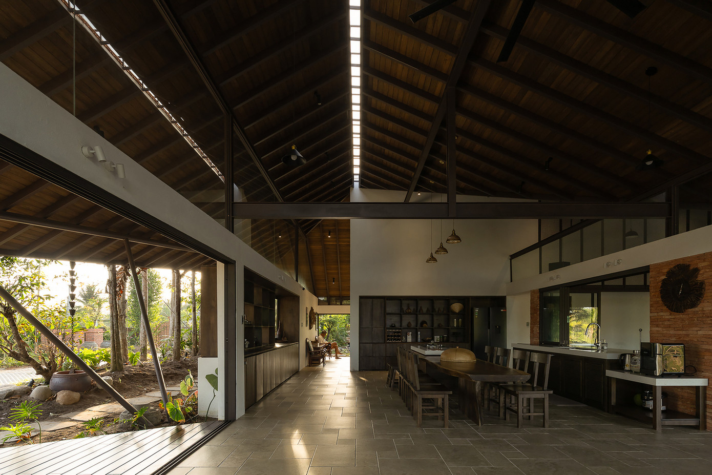Thiết kế ngôi nhà theo phong cách mở, để chào đón những làn gió tự nhiên.