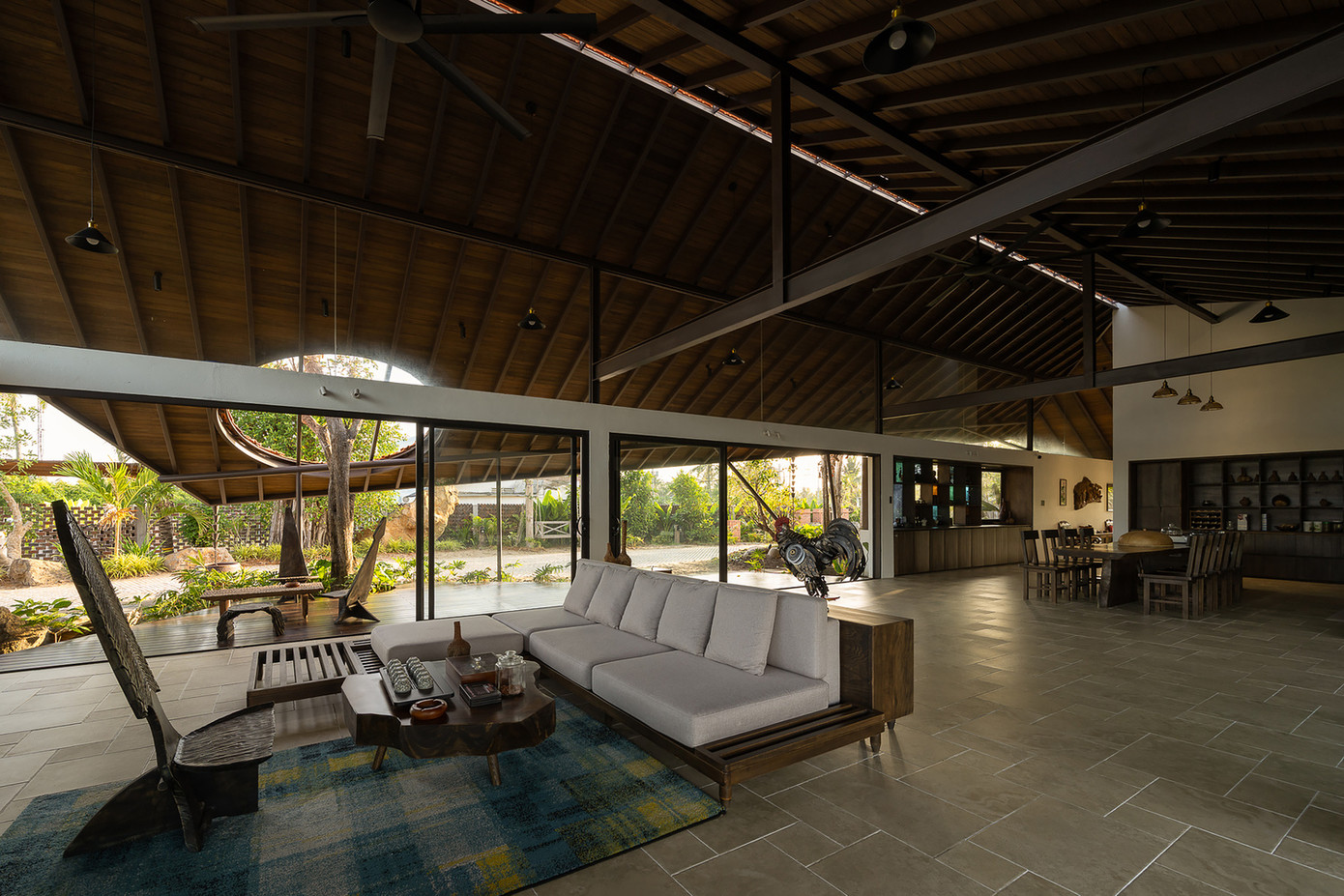 Ngôi nhà được thiết kế theo phong cách mộc mạc nhưng vẫn đầy đủ không gian chức năng.