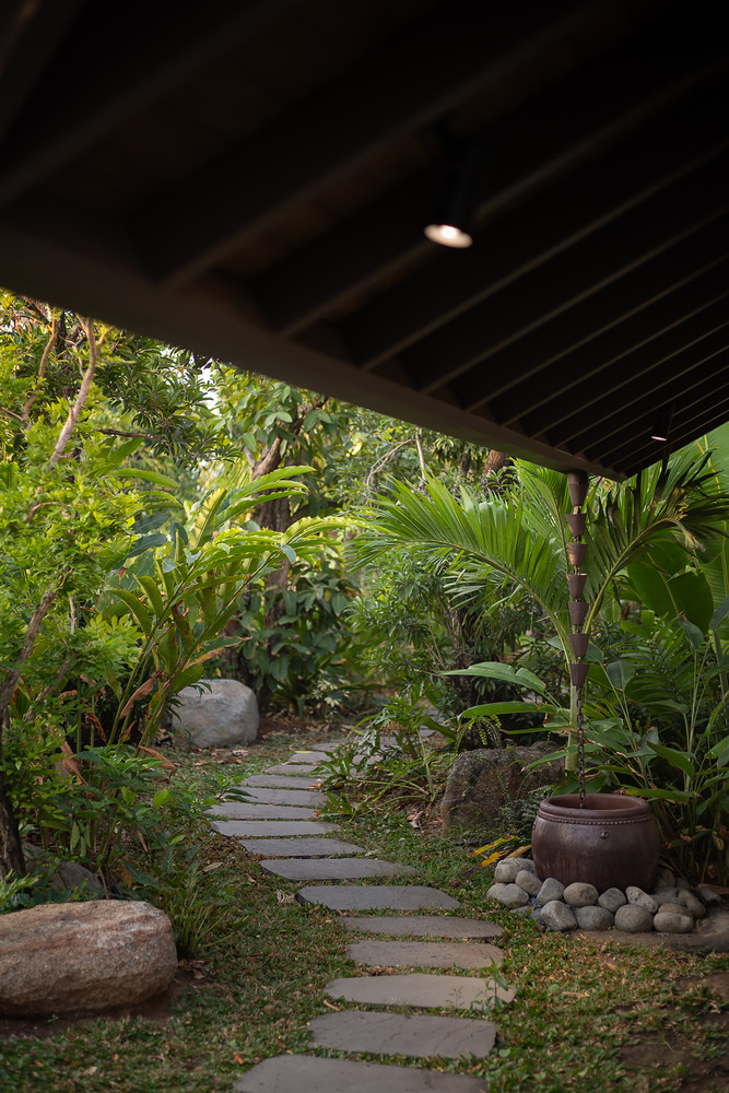 Ngôi nhà có một sân trong rộng rãi để làm sân chơi cho những đứa trẻ, cho phép chúng khám phá và tương tác với thiên nhiên một cách tự do.