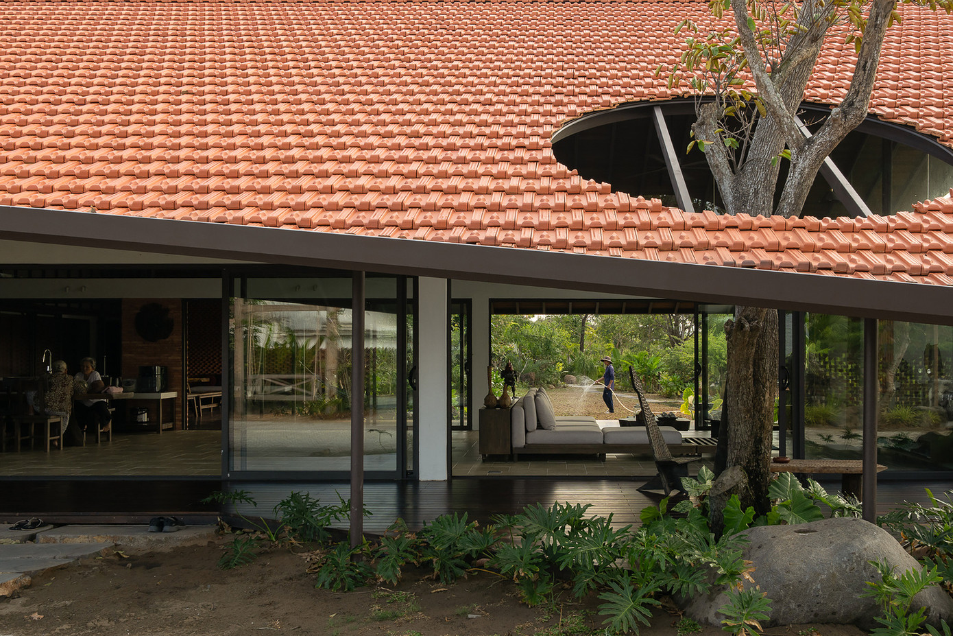 Kiến trúc sư chia sẻ, ngôi nhà này không chỉ là nơi để sống mà còn là nơi các giá trị gia đình được nuôi dưỡng, nơi thời gian trôi chậm lại và nơi mọi khoảnh khắc bên nhau trở thành kỷ niệm đáng trân trọng.