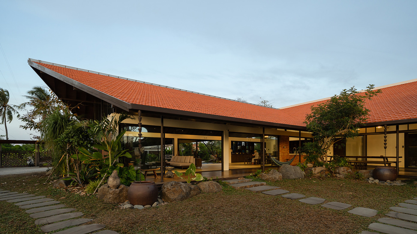 Ngôi nhà được thiết kế theo phong cách mộc mạc nhưng vẫn đầy đủ không gian chức năng.