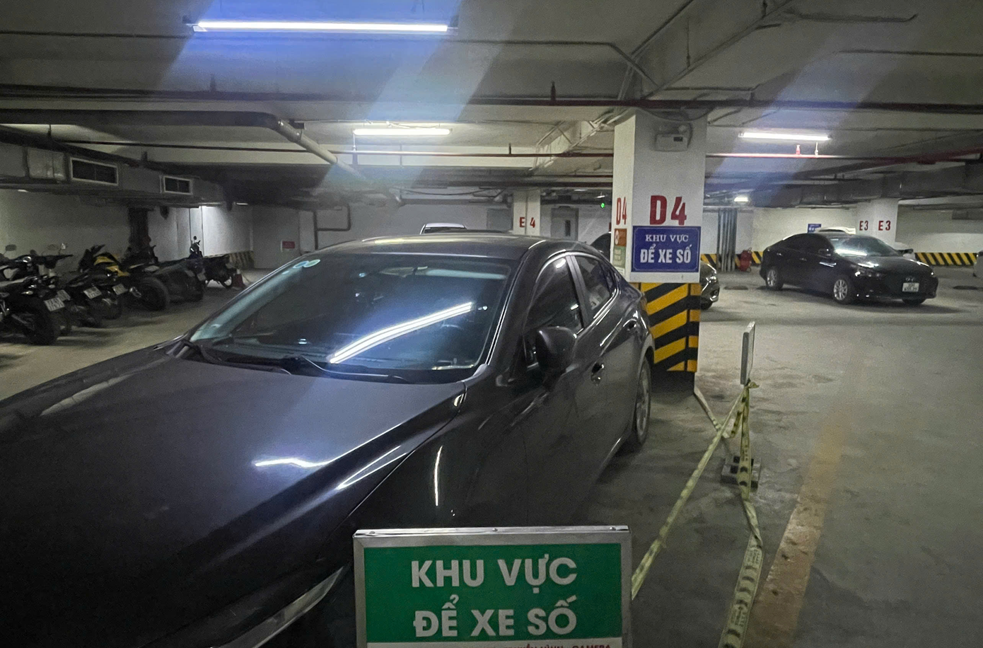 Ô tô ngang nhiên đỗ ở khu vực nơi để xe máy. Ô tô ngang nhiên đỗ ở khu vực nơi để xe máy.