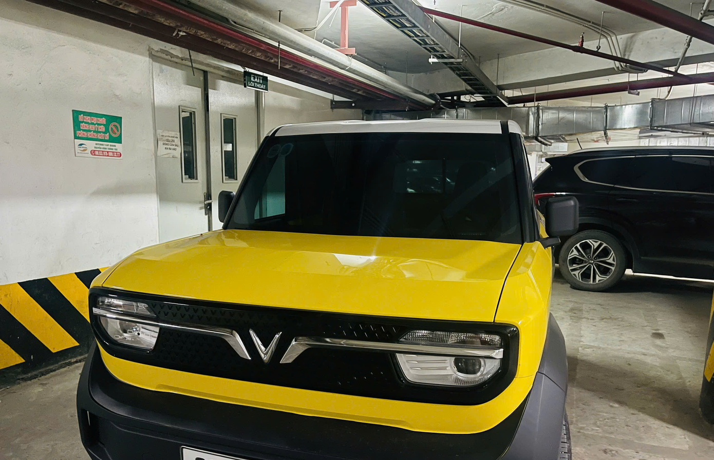 Ô tô chắn ngay cửa thoát hiểm trong hầm B2 của tòa tháp B. Ô tô chắn ngay cửa thoát hiểm trong hầm B2 của tòa tháp B.