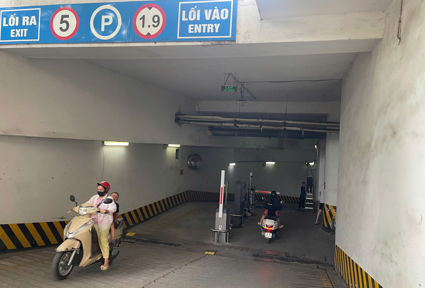 Vị trí đặt barie giữa hầm tòa nhà B, KĐT Kim Văn - Kim Lũ. Vị trí đặt barie giữa hầm tòa nhà B, KĐT Kim Văn - Kim Lũ.