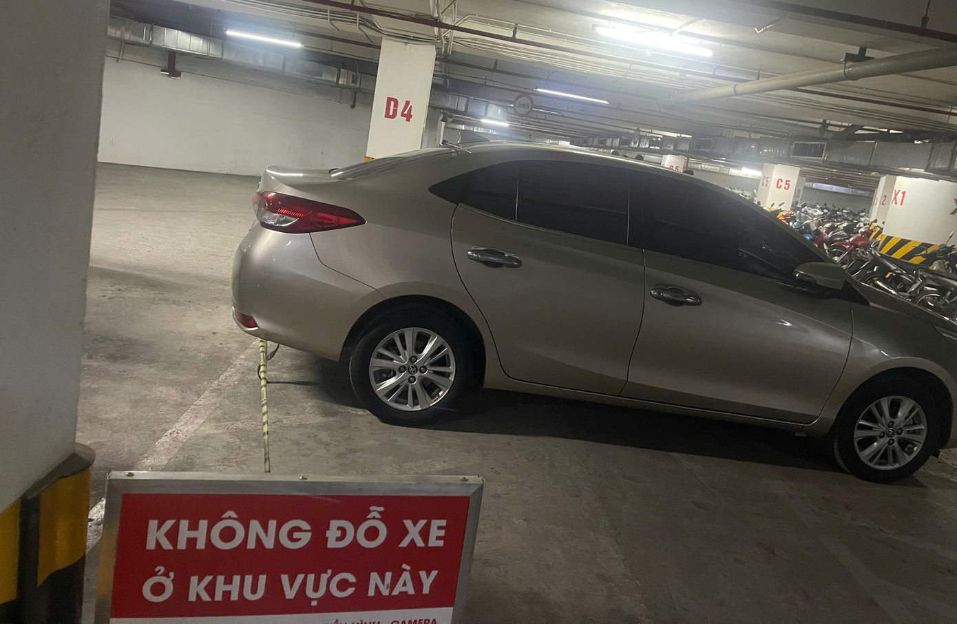 Ô tô ngang nhiên đỗ ở khu vực nơi để xe máy. Ô tô ngang nhiên đỗ ở khu vực nơi để xe máy.