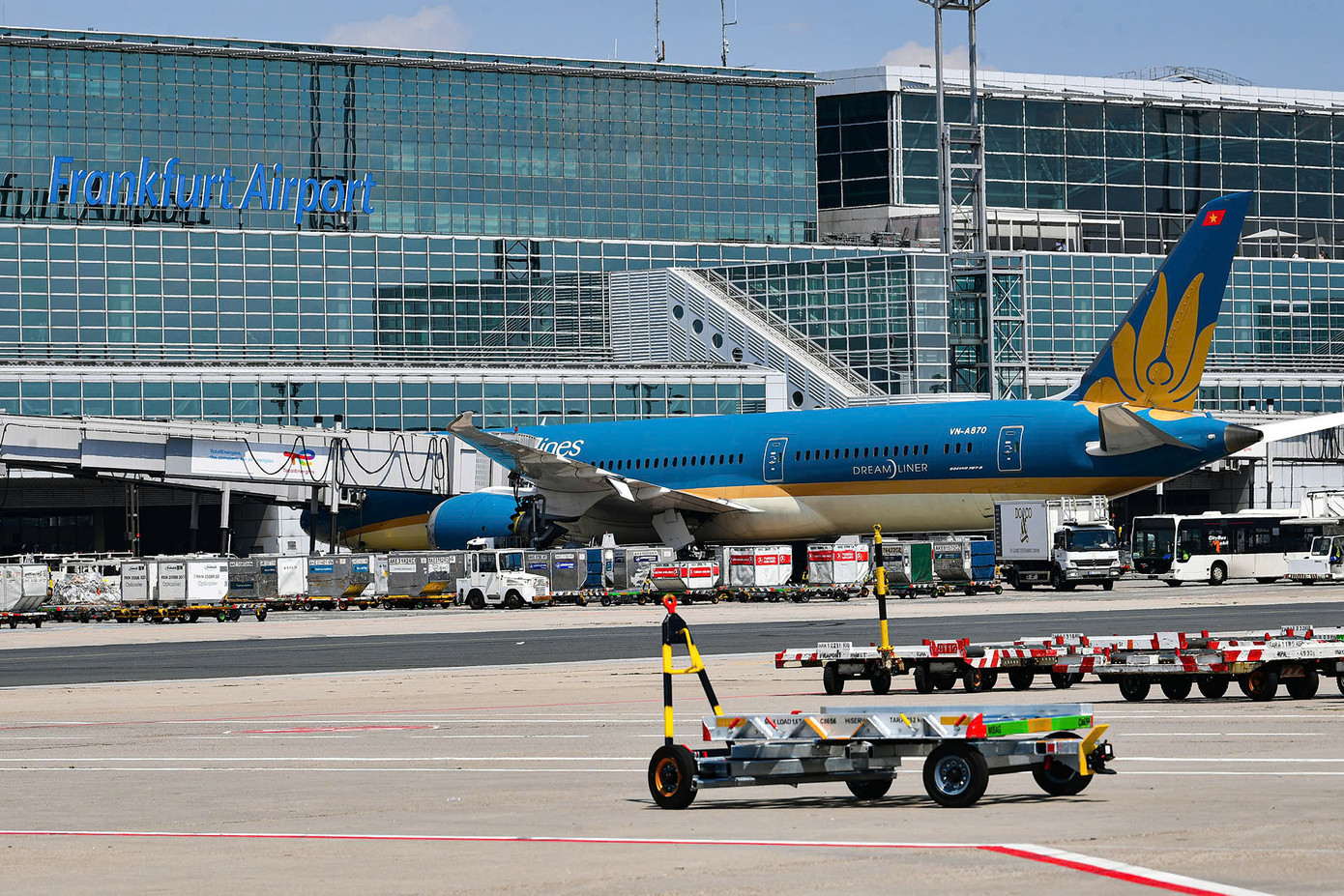 Sử dụng SAF trong năm 2025 khiến chi phí nhiên liệu của Vietnam Airlines tăng gần 6% trên các đường bay châu Âu. Ảnh: VNA. Sử dụng SAF trong năm 2025 khiến chi phí nhiên liệu của Vietnam Airlines tăng gần 6% trên các đường bay châu Âu. Ảnh: VNA.