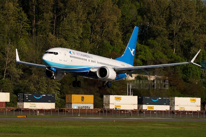 Chiếc Boeing 737 Max được sơn theo biểu tượng của Hãng hàng không Xiamen Airlines đã hạ cánh tại thành phố Châu Sơn, Trung Quốc trong sáng 9/6. Ảnh: Reuters. Chiếc Boeing 737 Max được sơn theo biểu tượng của Hãng hàng không Xiamen Airlines đã hạ cánh tại thành phố Châu Sơn, Trung Quốc trong sáng 9/6. Ảnh: Reuters.