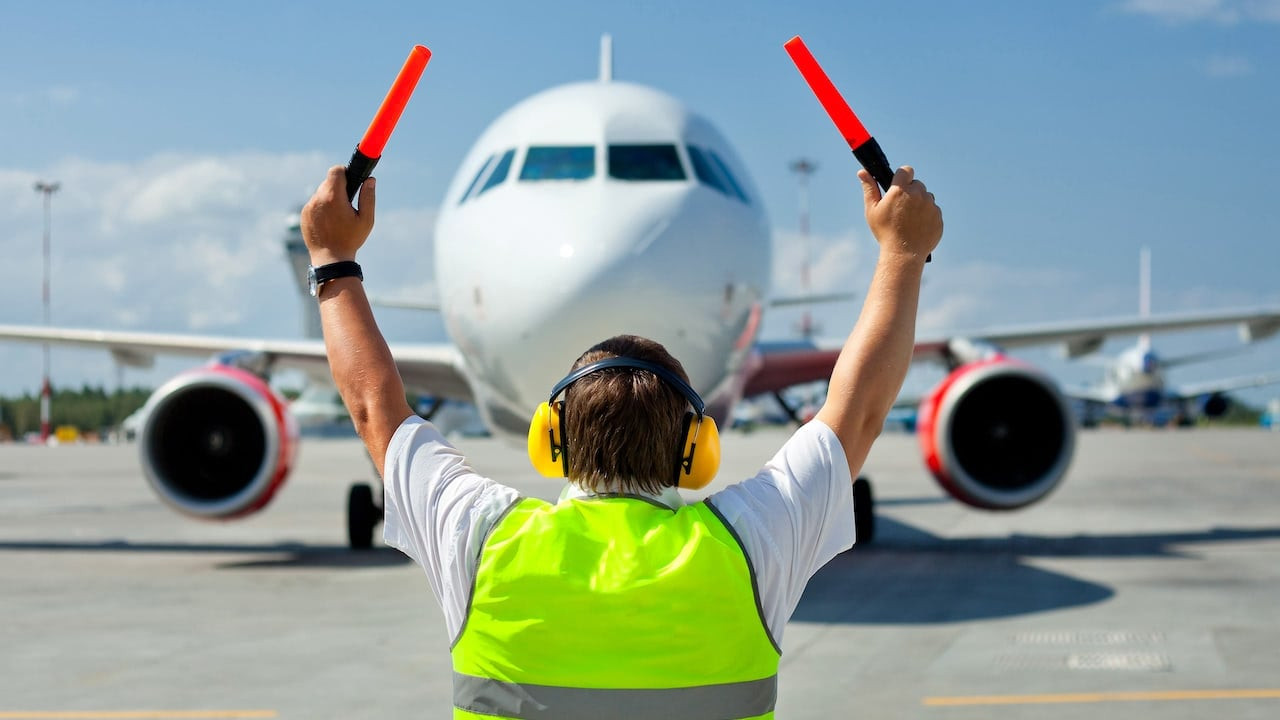 Nếu nghi ngờ khoảng cách an toàn trong quá trình lăn với máy bay khác, phương tiện, người, vật thể lạ,... thì máy bay phải dừng việc di chuyển. Ảnh: Grupooneair.