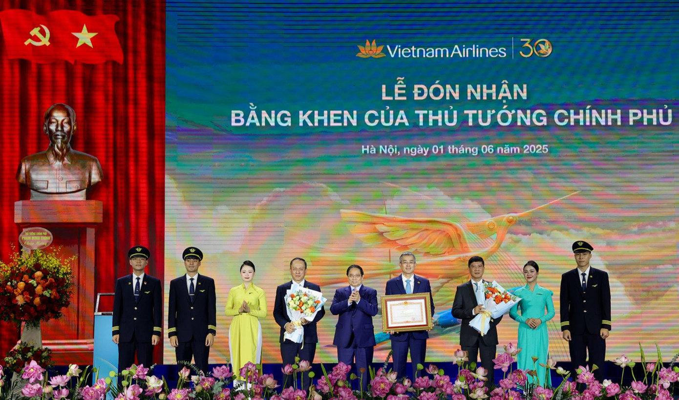 Thủ tướng Phạm Minh Chính trao bằng khen cho Tổng Công ty Hàng không Việt Nam. Ảnh: VNA. Thủ tướng Phạm Minh Chính trao bằng khen cho Tổng Công ty Hàng không Việt Nam. Ảnh: VNA.