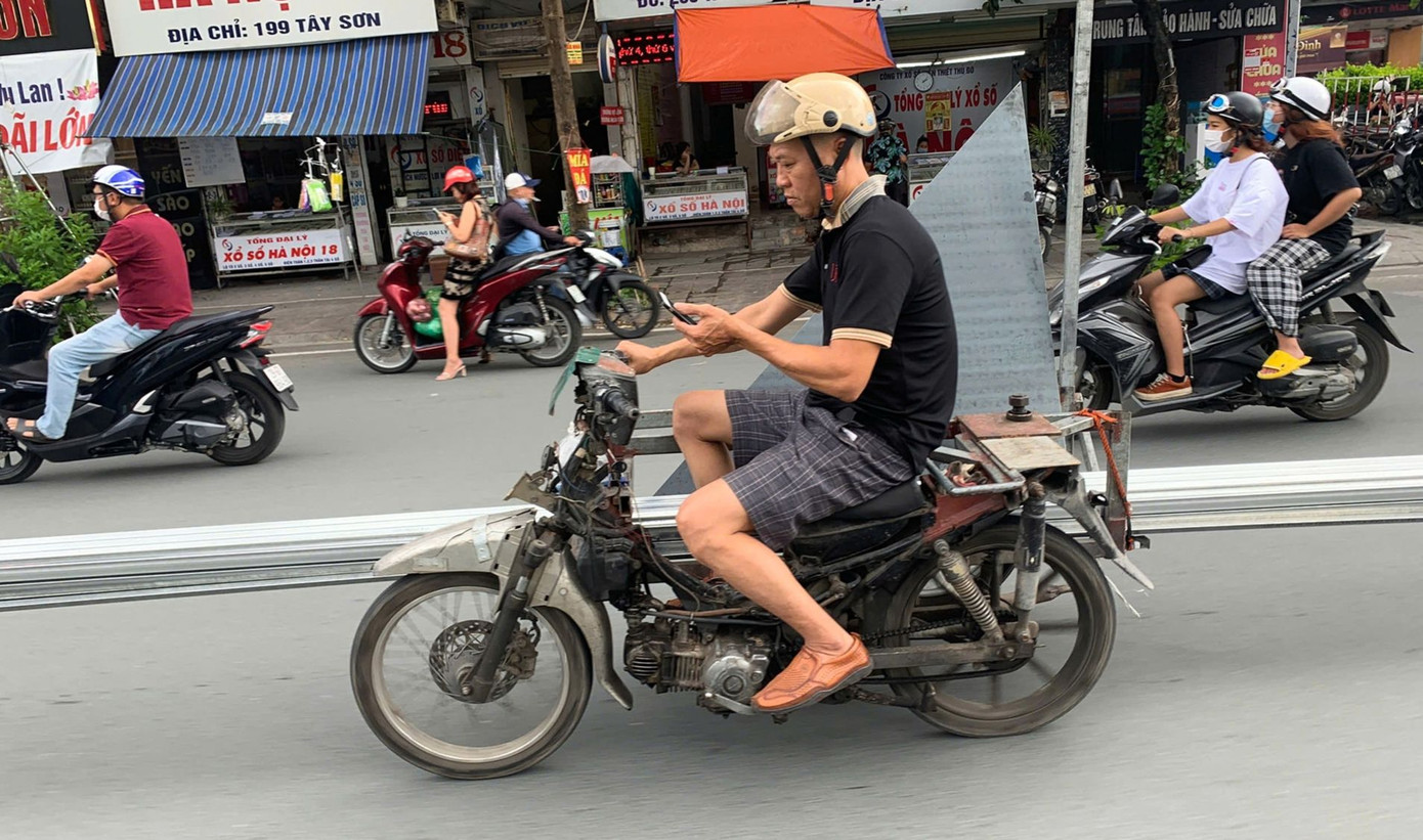 Thời gian kiểm định khí thải ở Hà Nội, TPHCM và các tỉnh, thành phố trên cả nước được lùi lại 6 tháng so với lộ trình đưa ra trước đó. Ảnh: Phạm Hải.