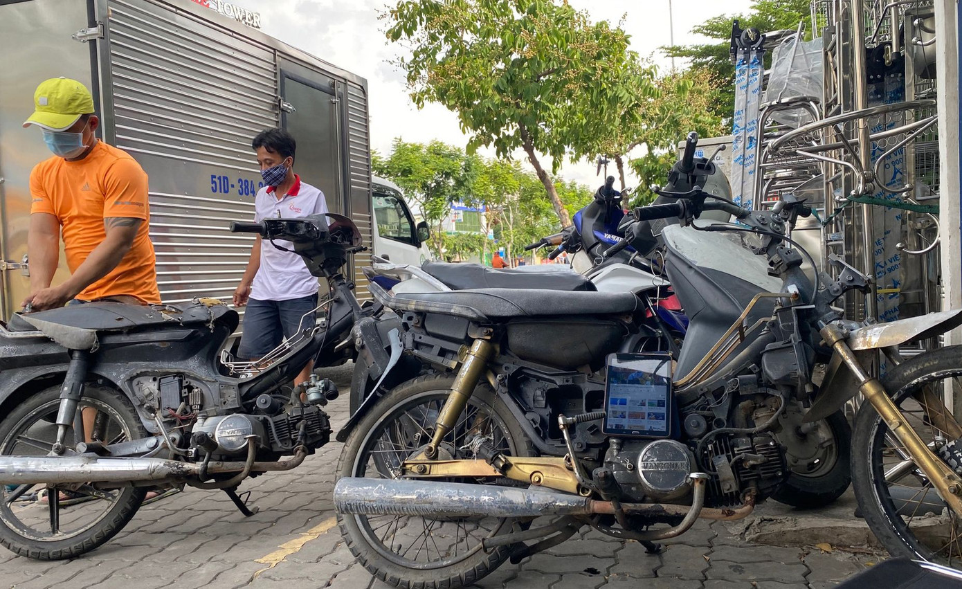 Sau thời gian quy định, nếu tham gia giao thông mà không có giấy kiểm định xe máy thì chủ xe sẽ bị phạt tối đa là 600.000 đồng. Ảnh: NLĐ.